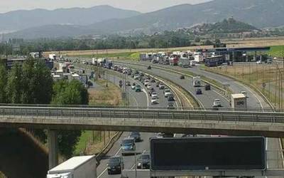 Auto-ilara luzeak sortu dira Arabako errepideetan