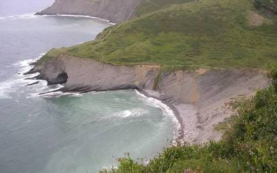 Ertzaintzak desagertutako erromesa Deba eta Zumaia artean bilatzeari utzi dio