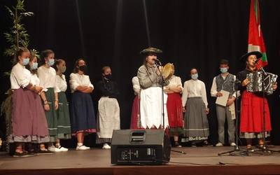Mirari Plazaola arrasatearrak irabazi du Zarauzko trikiti txapelketa Irati Arzelus bikotekidearekin batera