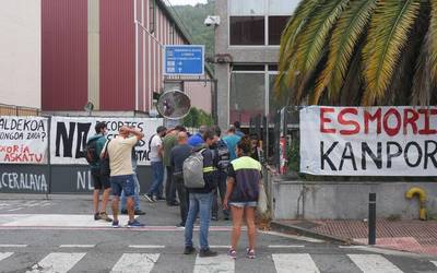 Kaleratzeak mahai gainetik kentzea eskatu dio enpresa batzordeak zuzendaritzari