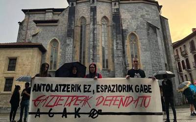Arrotxapeako gaztetxearen aldeko elkarrateratzea egin dute herriko plazan