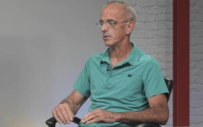 Julen Abasolo: "Ezinezko prezioetan gabiltza; kate handiek 35 zentimo ordaintzen digute esne-litroa"
