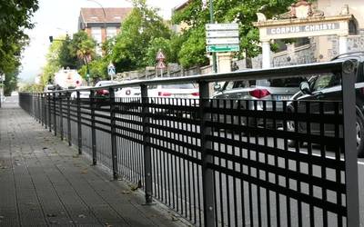 Laskorain Ikastola sarreran baranda bat ipini dute