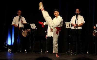 Eneko Etxaniz gailendu da Zarautzko aurresku txapelketan, eta Abel Iriondori eskaini dio garaipena