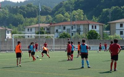 Ireki dute UDAren futbol eskolan izena emateko epea