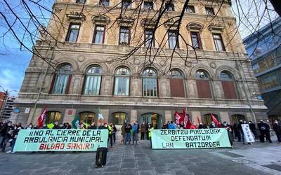 Udal Anbulantzien Zerbitzua kentzearen aurkako mobilizazioa egon da Bilboko udaletxearen aurrean
