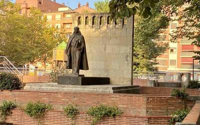 Fray Juan Zumarragaren eskulturari egindako pintaketak garbitu ditu Durangoko Udalak