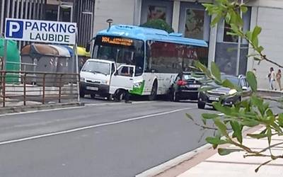 Auto batek geralekuan zegoen autobusa jo du Nafarroa Hiribidean