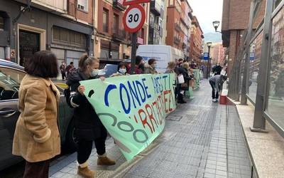 Conde Aresti zaharren egoitzaren atarian kontzentratu dira langileak gaur