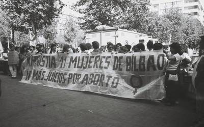 Bizkaiko mugimendu feministaren historia biltzen duen erakusketa aurkeztu dute Bilbon