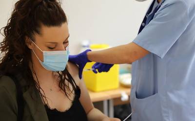 20 eta 29 urte artekoak dira lehenengo dosi gutxien hartu dituztenak