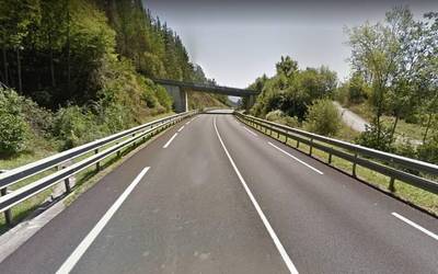 Pertsona bat arin zauritu da Azkarate gainean gertatu den auto istripuan