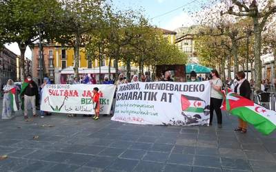 Sulatana Jayaren egoera salatu zuten Tolosaldea Sahararekin elkarteak antolatutako elkarretaratzean