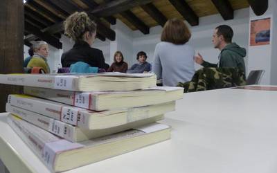 Maiatzera bitarteko jarduerak aurkeztu ditu Arrasateko Bibliotekak