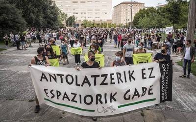 Jendetza bildu zen larunbatean Arrotxapean, gaztetxe baten beharra aldarrikatzeko