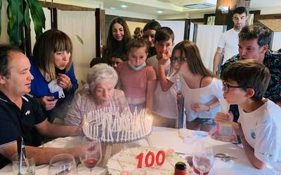 Maria Agirre Bazeta abadiñarrak familiaz inguruta ospatu ditu 100 urteak
