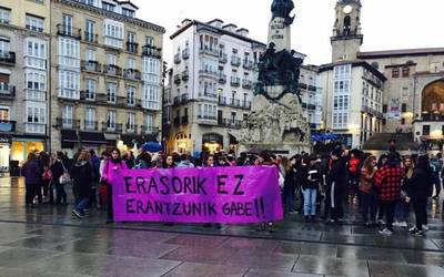 Gizon bat atxilotu dute Gasteizen, sexu erasoa, lesioak, mehatxuak eta hertsapenak egotzita