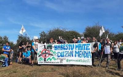 Azazetatik Cantoblancora bidea hartu du proiektu eolikoen aurkako martxak