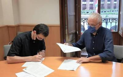 Zine aretoa beste 30 urtez erabiltzeko akordioa sinatu dute udalak eta parrokiak