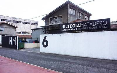 Udal gobernua hiltegiaren behin-betiko itxiera bilatzen ari dela salatu du EH Bilduk
