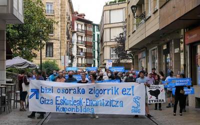 Bizi osoko espetxe zigorren aurka eta giza eskubideen alde kalera atera dira Zumaian ere