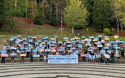 Arrasateko Sare herriko 31 eragileekin batu da eta biharko mobilizazioen berri eman die