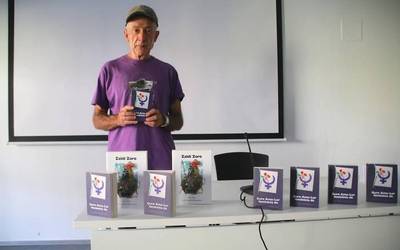 'Gure Ama-Lur feminista da' olerki-bilduma aurkeztu zuen Ibon Muñoak