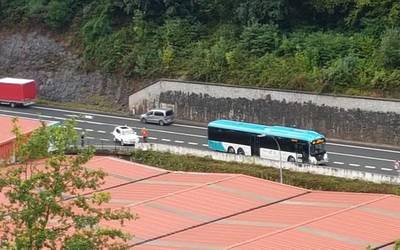 Autobus eta auto baten arteko istripua gertatu da