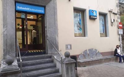 Sabadell banketxearen bulegoa itxi egingo dute, urrian