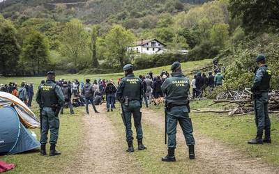 600 euroko isuna jarri die Guardia Zibilak bi kazetariri, Aroztegiaren aurkako irudiak hartzeagatik