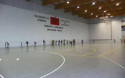 Kiroldegirako atezain eta garbitzaile bila daude