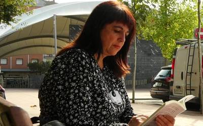 Kristina Galarraga idazle beasaindarrak “Izadi, un canto a la vida” liburua aurkeztu du