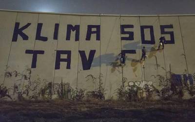 "Klima SOS, TAV ez" margoketa handia egin du Mugituk, klimaren aldeko mundu greba egunari hasiera emateko