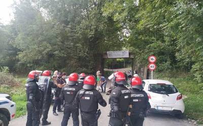 Hainbat herritar batu dira Irazolako zubia ez dezatela bota eskatzeko