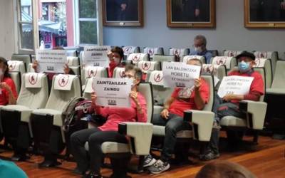 Etxez etxeko laguntzaileen aldarrikapenak eraman dituzte Erandioko Udaleko osoko bilkurara