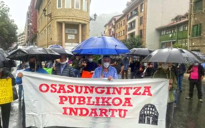 Osasun arloko murrizketen kontrako elkarretaratzea egin dute