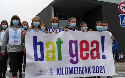 Kilometroak jaialdiaren atarian, kaleak girotzera  atera dira San Benitoko ikasleak