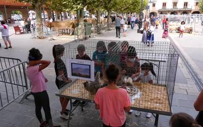 Baserri mundua kalera hurbildu zuten berriz ere Basherri Egunean