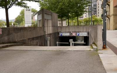 Lapurdi plazako aparkalekuak Alde Zaharreko biztanleen esku jartzea proposatu du EH Bilduk
