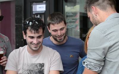 Azpeitiarrak aho zabalik, V. Txisteratik Egunean