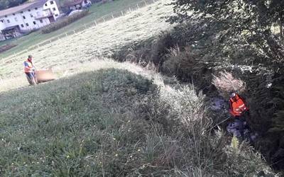 Kukuherri auzoko errekatik hondakin ugari jaso du Urola Bizirikek