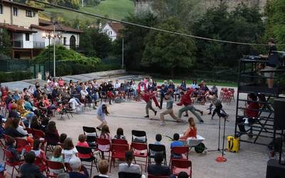 Euskal tradizioa, dantza eta musika garaikidearekin uztartzen