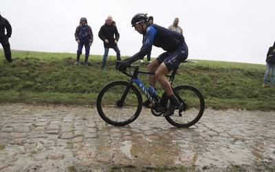 Imanol Erbitik ezin izan zuen Paris Roubaix epikoa despeditu