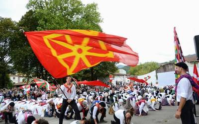 Baztanen larunbatean egin zen Euskal Herriko Dantzarien Egunak irudi ederrak utzi ditu