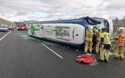 Sei zauritu Iruñea-Gasteiz lineako autobus bat iraulita