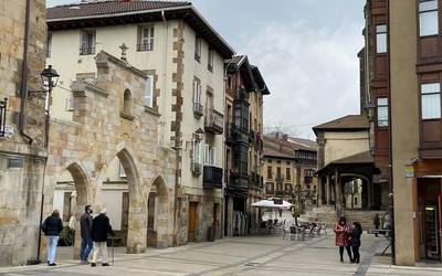 Turismo Bulegoak bisita gidatuak antolatu ditu Elorrioko auzo batzutatik