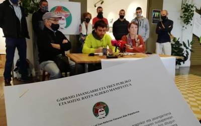 Egungo tren sarea egokitzeko eskatu dio gobernuari trenaren aldeko plataformak