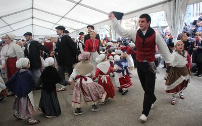 Euskal dantza eskoletan izena emateko epea zabalik dago Mendaron