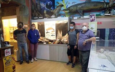 Itsasoan hondartuta hildako bale, izurde eta gehiagoren hezurrak ikusgai Hontza museoan