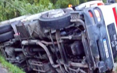 Hondakin bilketako kamioiak istripua izan du